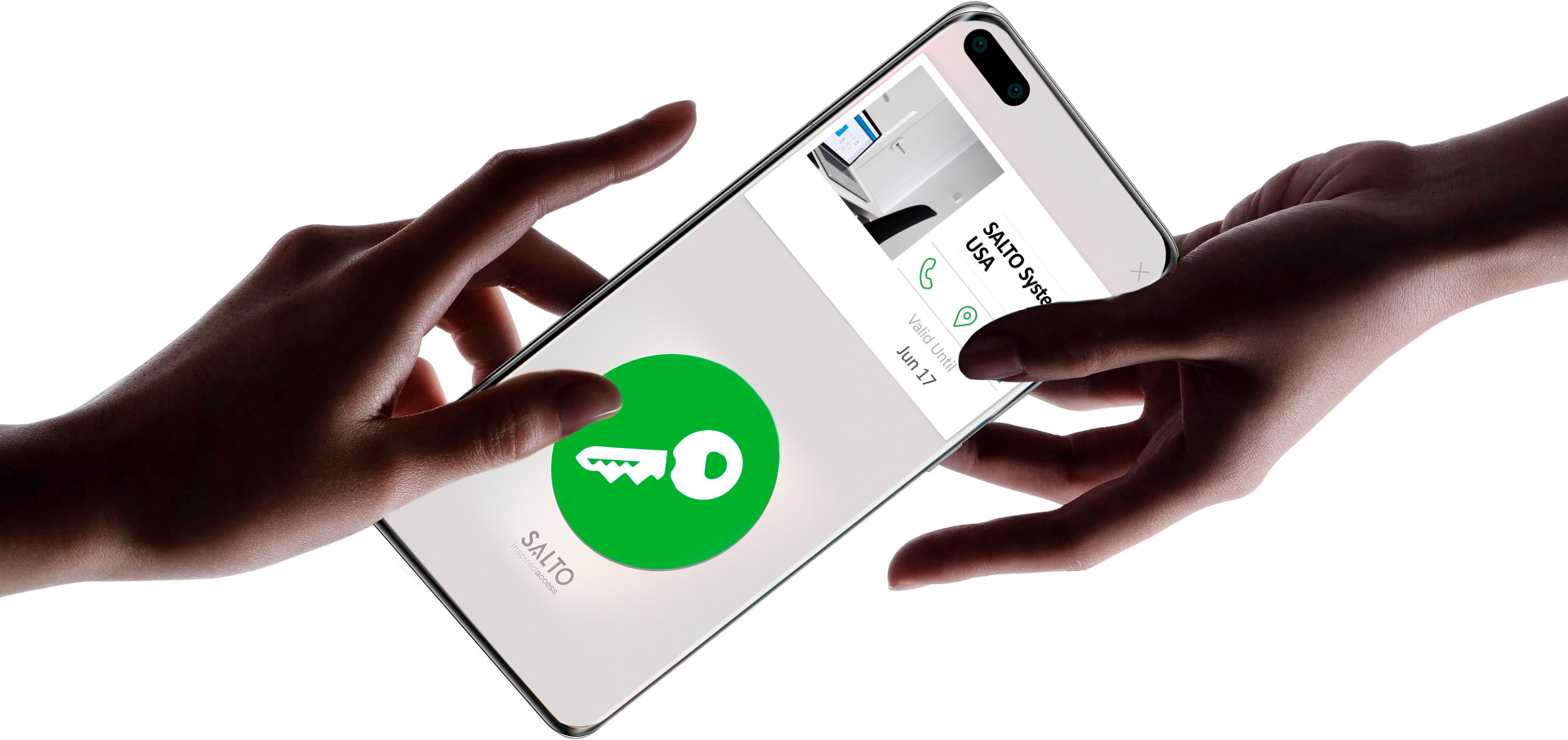 Manos pasandose un móvil