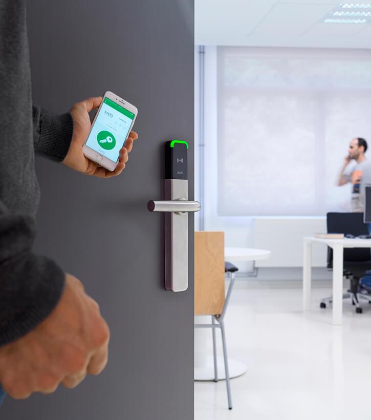 Puerta inteligente con sensor