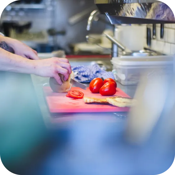 Persona cortando tomates